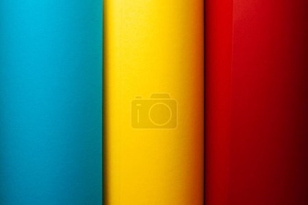 Téléchargez les photos : Rouleaux de papier éclaboussé pour la créativité. Trois couleurs : bleu clair, jaune citron, rouge foncé. Espace texte. Plan studio - en image libre de droit