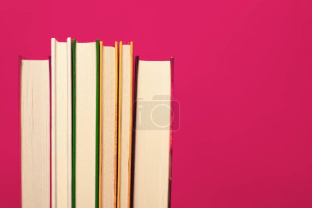 Téléchargez les photos : N'arrête jamais d'étudier le concept. Empilement de nouveaux livres en papier sur fond rose. Espace de copie. Ferme là. Plan studio - en image libre de droit