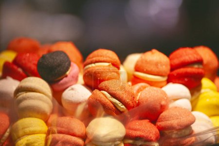 Téléchargez les photos : Délicieuses friandises sucrées dans un magasin de bonbons. Ferme là. Plan intérieur - en image libre de droit