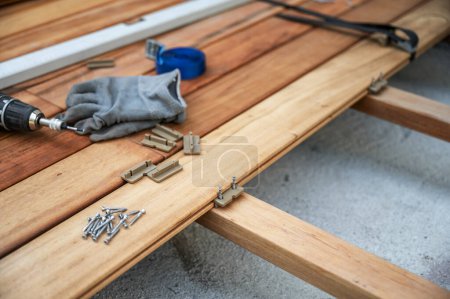 Foto de Terraza de madera con herramienta de trabajo en una terraza al aire libre en proceso de construcción y renovación. - Imagen libre de derechos