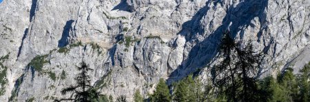 Foto de Amplia imagen vista de rocas de los Alpes Julianos, Eslovenia con imagen de chica pagana en los fracutres de las rocas. - Imagen libre de derechos