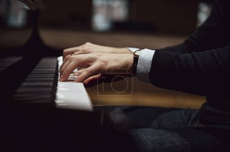 Foto de Vista de ángulo bajo de manos masculinas piano playig. - Imagen libre de derechos
