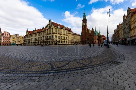 Foto de Wroclaw, Poland - February 2022: Facade of town hall and market square at sunny cloudy day - Imagen libre de derechos