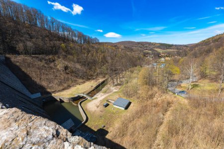 Foto de Beautiful landscape seen from top of Bystrzyca water dam to Bystrzyca river at sunny morning - Imagen libre de derechos