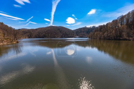 Foto de Beautiful landscape of Bystrzyckie lake and Water dam on Bystrzyca river - Imagen libre de derechos