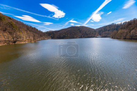 Foto de Beautiful landscape of Bystrzyckie lake and Water dam on Bystrzyca river - Imagen libre de derechos