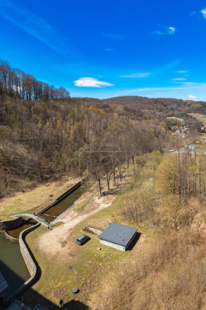 Foto de Beautiful landscape seen from top of Bystrzyca water dam to Bystrzyca river at sunny morning - Imagen libre de derechos