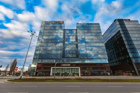 Foto de Gdansk, Polonia - Abril 2022: Plaza de la Alquimia con pocos grandes edificios corporativos modernos - Imagen libre de derechos