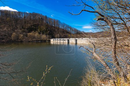 Foto de Zagorze Slaskie, Polonia - Abril 2022: Hermoso paisaje del lago Bystrzyckie y la presa de agua en el río Bystrzyca - Imagen libre de derechos
