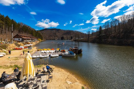 Foto de Zagorze Slaskie, Polonia - Abril 2022: Hermoso paisaje del lago Bystrzyckie y colinas alrededor vistas desde la terraza del Hotel y Restaurante Maria Antonina - Imagen libre de derechos
