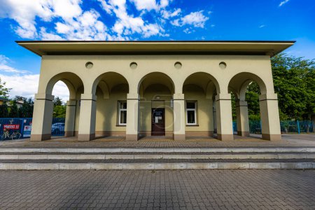 Téléchargez les photos : Stalowa Wola, Pologne - Juin 2022 : Façade d'un bâtiment avec de belles arches, où il y a une pharmacie et un point de vaccination - en image libre de droit
