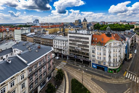 Téléchargez les photos : Poznan, Pologne - Juillet 2022 : Panorama de la ville et des toits des vieilles maisons du point de vue "Okraglak" - en image libre de droit