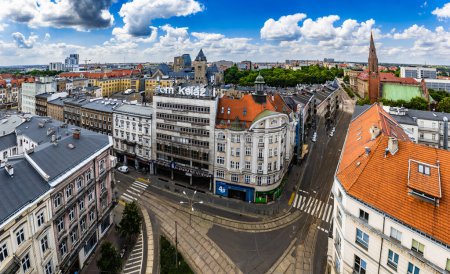 Foto de Poznan, Polonia - Julio 2022: Panorama de la ciudad y los techos de las antiguas casas de viviendas vistas desde el mirador de "Okraglak" - Imagen libre de derechos