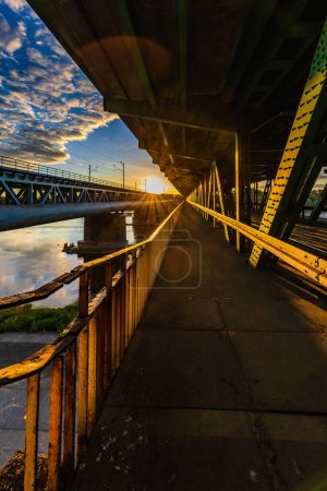 Photo pour Varsovie, Pologne - Juillet 2022 : Long pont en bois et en métal Gdanski avec rails de tramway et toit vert vu le matin au lever du soleil heure dorée - image libre de droit