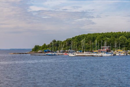 Téléchargez les photos : Smardzewice, Pologne - 9 juin 2023 : Petite baie pleine de bateaux et de ferries sur la côte du grand lac au matin ensoleillé - en image libre de droit