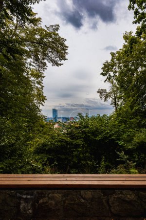 Foto de Gdansk, Polonia - 23 de julio de 2023: Hermoso panorama nublado de la ciudad de Gdansk y rascacielos y edificios corporativos en el distrito de Oliwa visto desde el mirador en la colina Pacholek - Imagen libre de derechos