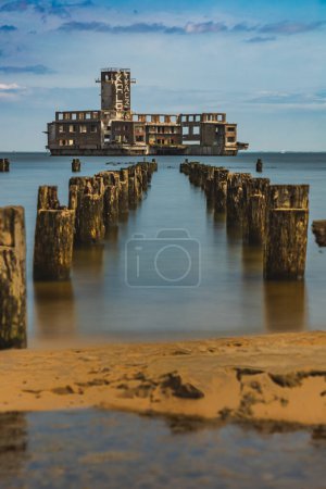 Téléchargez les photos : Gdynia, Pologne - 24 juillet 2023 : Babie Doly plage avec de vieilles ruines de jetée et des ruines de salle de torpilles sur la mer Baltique - en image libre de droit