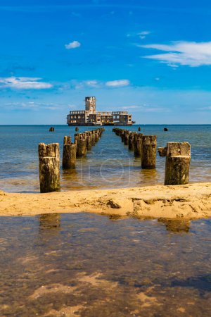 Téléchargez les photos : Gdynia, Pologne - 24 juillet 2023 : Babie Doly plage avec de vieilles ruines de jetée et des ruines de salle de torpilles sur la mer Baltique - en image libre de droit
