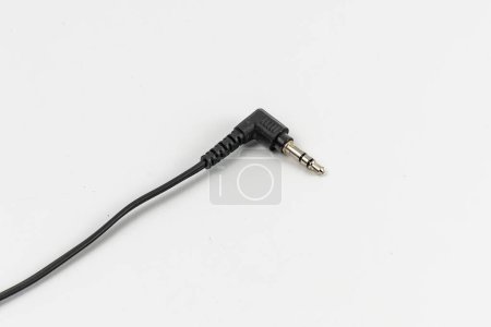 Foto de Cable negro largo de auriculares con conector de microjack en el extremo - Imagen libre de derechos