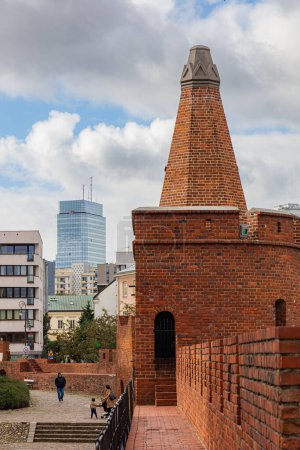 Foto de Varsovia, Polonia - 15 de octubre de 2023: Hermosas fortificaciones de ladrillo rojo en el casco antiguo con murallas y torres defensivas y sierra bárbara - Imagen libre de derechos