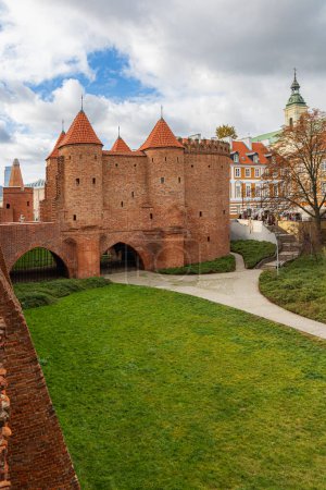 Foto de Varsovia, Polonia - 15 de octubre de 2023: Hermosas fortificaciones de ladrillo rojo en el casco antiguo con murallas y torres defensivas y sierra bárbara - Imagen libre de derechos