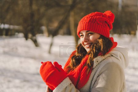 Foto de Una hermosa mujer en ropa de invierno está disfrutando del invierno. Concepto de celebración de Navidad y Año Nuevo. - Imagen libre de derechos