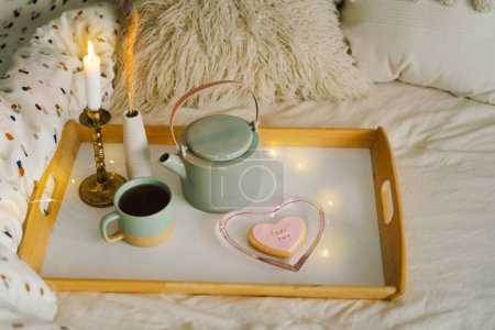 Téléchargez les photos : Une tasse de thé avec de délicieux biscuits avec l'inscription vous aime. Célébrons la Saint-Valentin à la maison. Concept de Saint Valentin - en image libre de droit