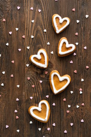 Foto de Glazed heart shaped cookies for Valentines day. Delicious homemade natural organic pastry, baking with love for Valentines day. Love concept for mothers day or valentines day. - Imagen libre de derechos