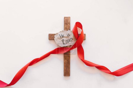 Téléchargez les photos : Croix avec un ruban rouge, symbole du Christ. Crucifixion de Jésus-Christ. Passion de Jésus-Christ. Concept de foi, de spiritualité et de religion. Jour de Pâques - en image libre de droit
