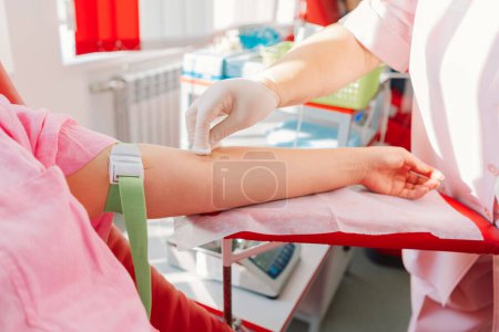 Téléchargez les photos : Une jeune femme qui fait un don de sang à l'hôpital. Don de sang. - en image libre de droit