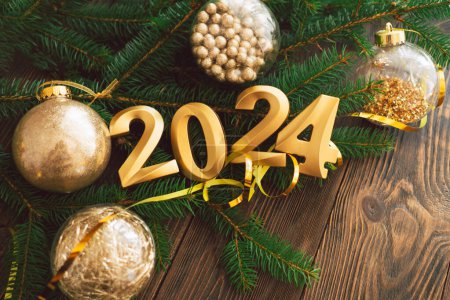 Frohes Neues Jahr 2024. Weihnachten Hintergrund mit Christbaum und Weihnachtsschmuck. Weihnachtsfeier. Neujahrskonzept..