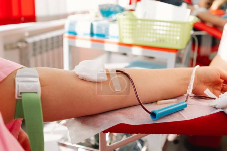 Téléchargez les photos : Une jeune femme qui fait un don de sang à l'hôpital. Don de sang. - en image libre de droit
