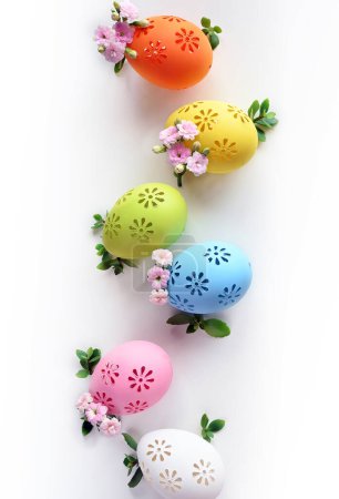 Foto de Colección de elegantes colores huevos con flores para la celebración de Pascua sobre fondo blanco. Concepto de vacaciones. - Imagen libre de derechos