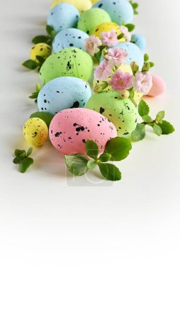 Foto de Colección de elegantes colores huevos con flores para la celebración de Pascua sobre fondo blanco. Concepto de vacaciones. - Imagen libre de derechos
