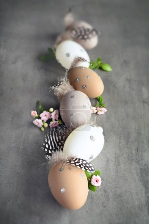 Foto de Colección de elegantes colores huevos con flores para la celebración de Pascua sobre fondo gris. Concepto de vacaciones. - Imagen libre de derechos