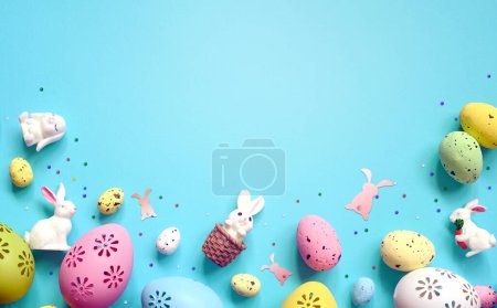 Foto de Colección de elegantes colores huevos con flores para la celebración de Pascua sobre fondo azul. Concepto de vacaciones. - Imagen libre de derechos