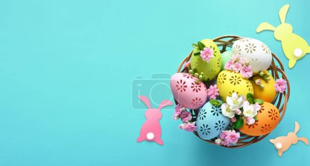 Foto de Colección de elegantes colores huevos con flores para la celebración de Pascua sobre fondo azul. Concepto de vacaciones. - Imagen libre de derechos