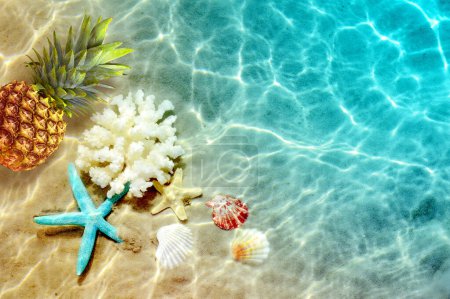 Foto de Piña amarilla, conchas marinas y estrellas de mar sobre un fondo de agua azul. Concepto exótico. - Imagen libre de derechos