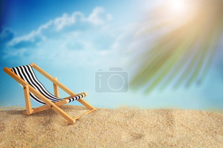 Foto de Tumbona y palmera en la playa de arena. Hora de verano. Concepto de verano. - Imagen libre de derechos