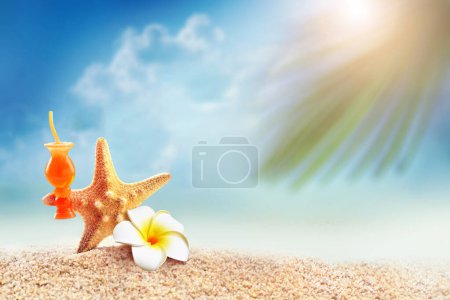 Foto de Estrella de mar y palma en la playa de arena. Hora de verano. Concepto de verano. - Imagen libre de derechos