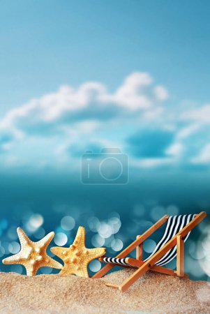 Chaise longue et étoile de mer sur la plage de sable. L'heure d'été. Concept d'été.