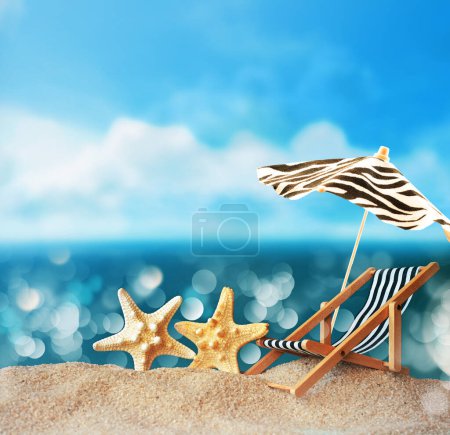 Chaise longue, parasol et étoile de mer sur la plage de sable. L'heure d'été. Concept d'été.