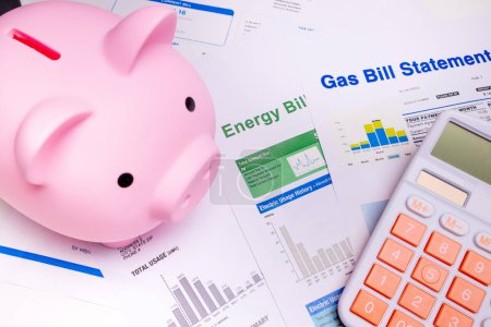 Téléchargez les photos : Notion de prix de l'électricité et de taxes avec factures d'énergie - en image libre de droit