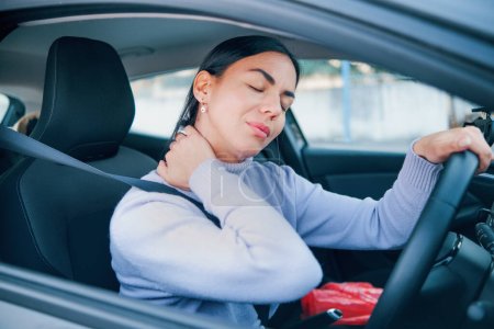 Téléchargez les photos : Femme souffrant de douleurs au cou après un accident de voiture empilement - en image libre de droit