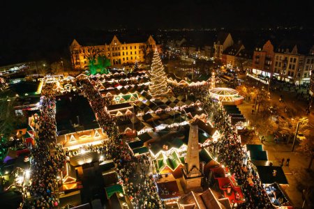 Foto de Mercado tradicional de Navidad en Erfurt, Turingia en Alemania. Con árbol de Navidad, pirámide y puestos de venta y comida en la noche o tarde - Imagen libre de derechos
