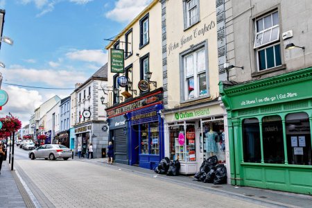 Foto de KILKENNY, IRLANDA - 12 DE JULIO DE 2019: Centro de una pequeña ciudad en la provincia de Leinster con diferentes bares y pubs. Es un destino turístico popular. - Imagen libre de derechos