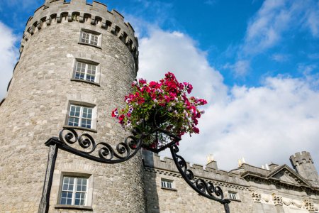 Foto de Castillo de Kilkenny, Irlanda. Caislean Chill Chainnig. Un castillo en Kilkenny, Irlanda construido en 1195 para controlar un vado del río Nore. - Imagen libre de derechos