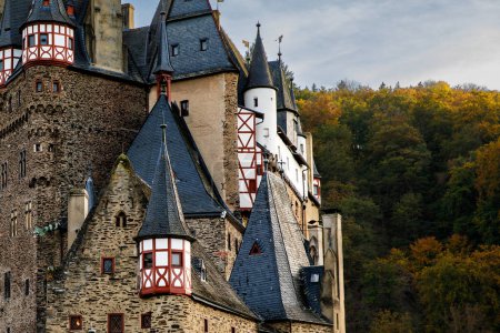 Téléchargez les photos : Château Eltz, un château médiéval situé en Allemagne, Rhénanie-Palatinat, région de Moselle. Beau vieux château, célèbre attraction touristique le jour ensoleillé d'automne, vide, sans personne, personne - en image libre de droit