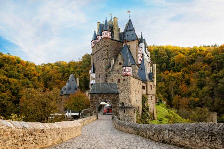 Foto de Castillo de Eltz, un castillo medieval situado en Alemania, Rheinland Pfalz, región de Mosel. Hermoso castillo viejo, famosa atracción turística en el soleado día de otoño, vacío, sin gente, nadie - Imagen libre de derechos