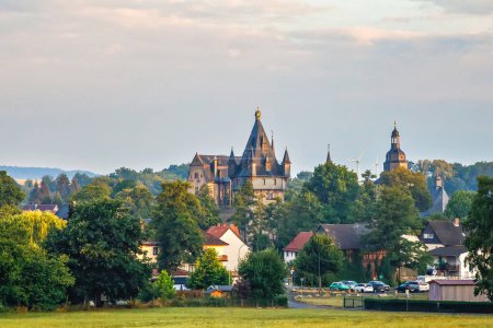 Foto de Castillo de cuento de hadas alemán en el paisaje de verano. Castillo Romrod en Hesse, Vogelsberg, Alemania. Hermosa vista sobre el castillo - Imagen libre de derechos